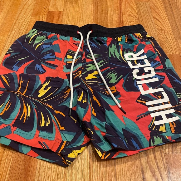 Tommy Hilfiger Men's Leaf Print Swim Trunks Multicolor - Picture 2 of 5